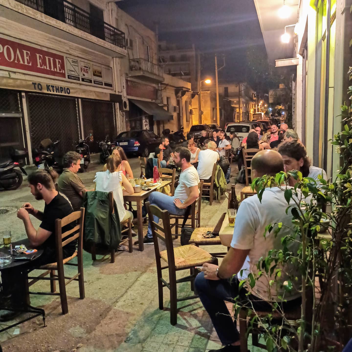 Γεμίζει από νεολαία: Το παρεΐστικο μαγαζί που έρχονται απ' όλη την Ελλάδα για να δοκιμάσουν τα κεφτεδάκια του (Pics)