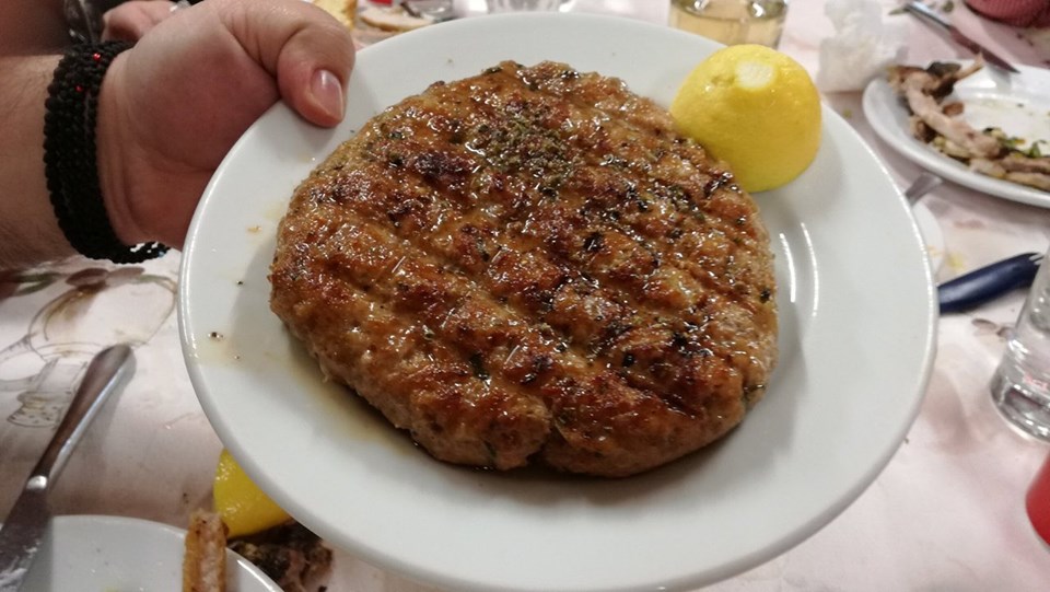 Δεν χωράνε οι πατάτες στα πιάτα: Η ταβέρνα-μύθος που έχει τις πιο εξωπραγματικά μεγάλες μερίδες στην Ελλάδα (Pics)