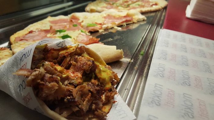 Δεν τη βρίσκεις αλλού: Στο μαγαζί με την πιο ξακουστή πίτσα-γύρο στην Ελλάδα κάνουν ουρές για να τη δοκιμάσουν (Pics)