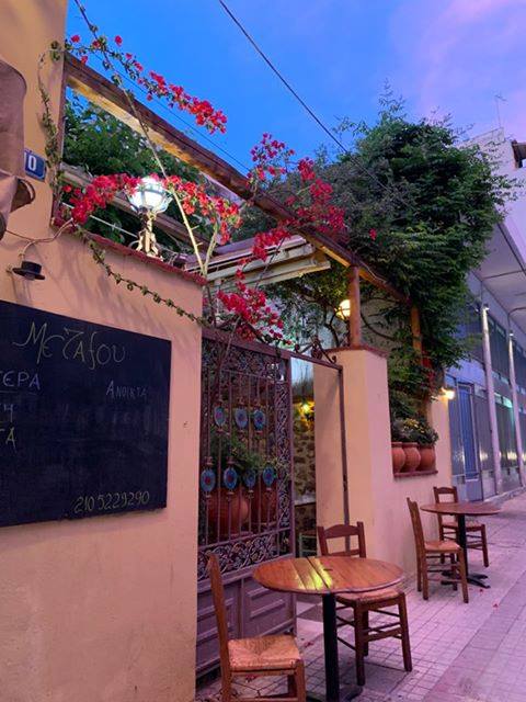 Νόστιμο, οικονομικό φαγητό άλλης εποχής: Η ταβέρνα με την πιο ωραία αυλή της Αθήνας σερβίρει πιάτα- αριστούργημα (Pics)