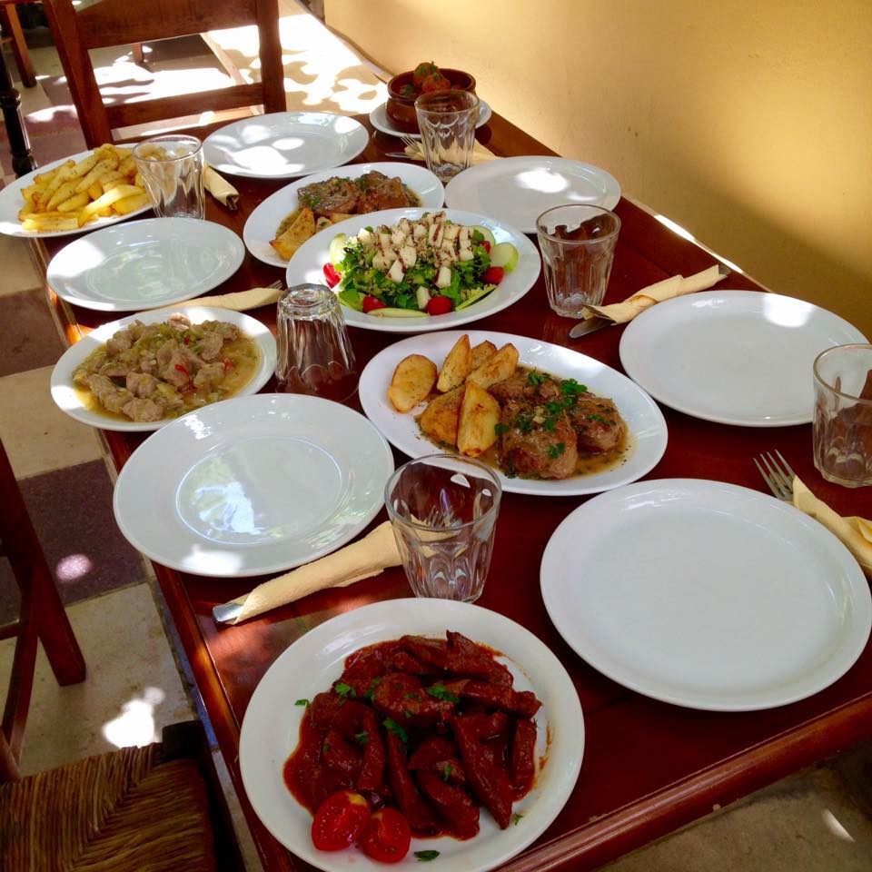 Νόστιμο, οικονομικό φαγητό άλλης εποχής: Η ταβέρνα με την πιο ωραία αυλή της Αθήνας σερβίρει πιάτα- αριστούργημα (Pics)