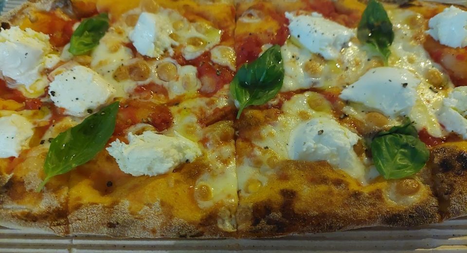 Δεν προλαβαίνει να εξυπηρετεί: Η μικρή πιτσαρία που φτιάχνει την πιο λαχταριστή πίτσα που έχεις φάει ποτέ (Pics)