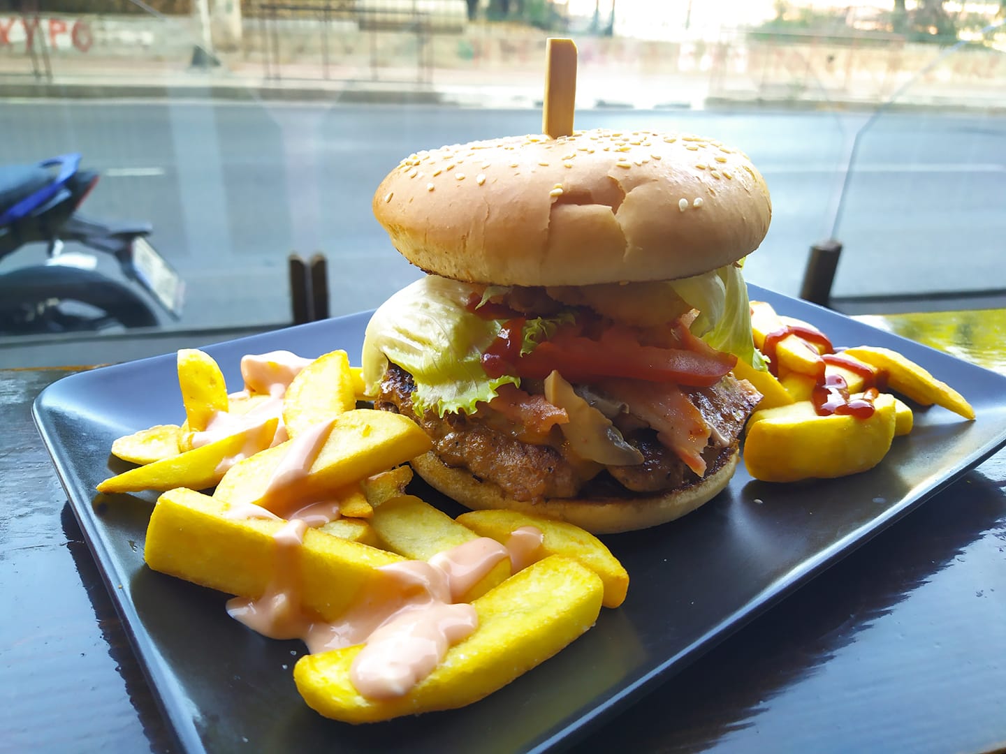 «Well-Done Burger»: Βρήκαμε ένα από τα μεγαλύτερα burger της πόλης και πρέπει να το γευθείς