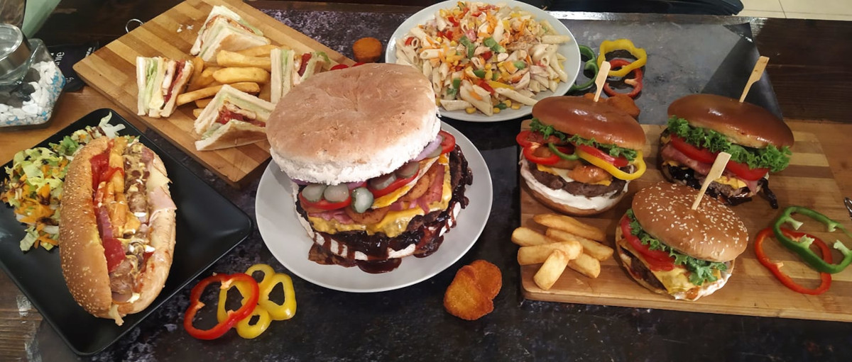 «Well-Done Burger»: Βρήκαμε ένα από τα μεγαλύτερα burger της πόλης και πρέπει να το γευθείς