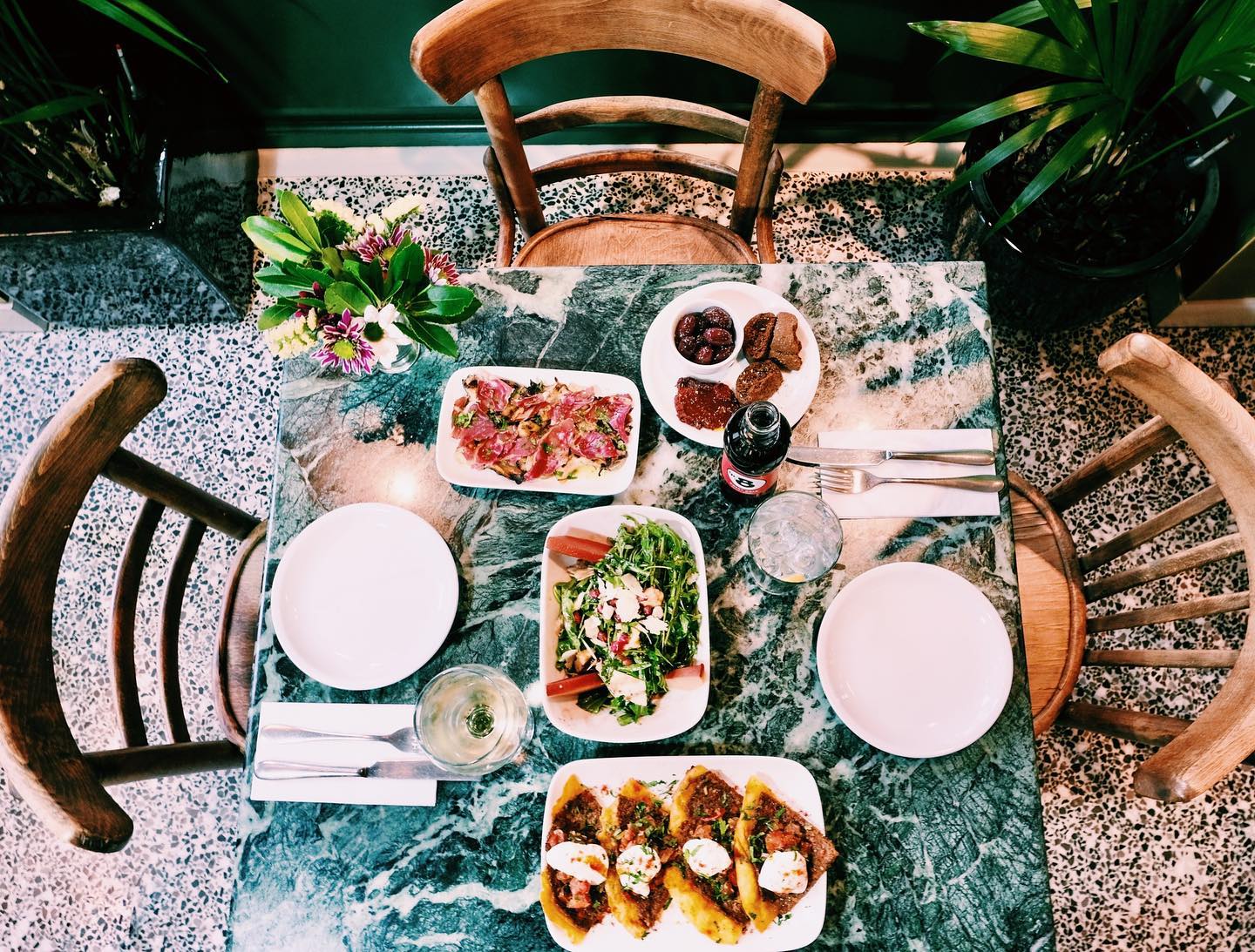 «Σερσέ λα Φαμ»: Το αγαπημένο παραδοσιακό καφενείο φέρνει στην πόρτα σου τις γεύσεις του