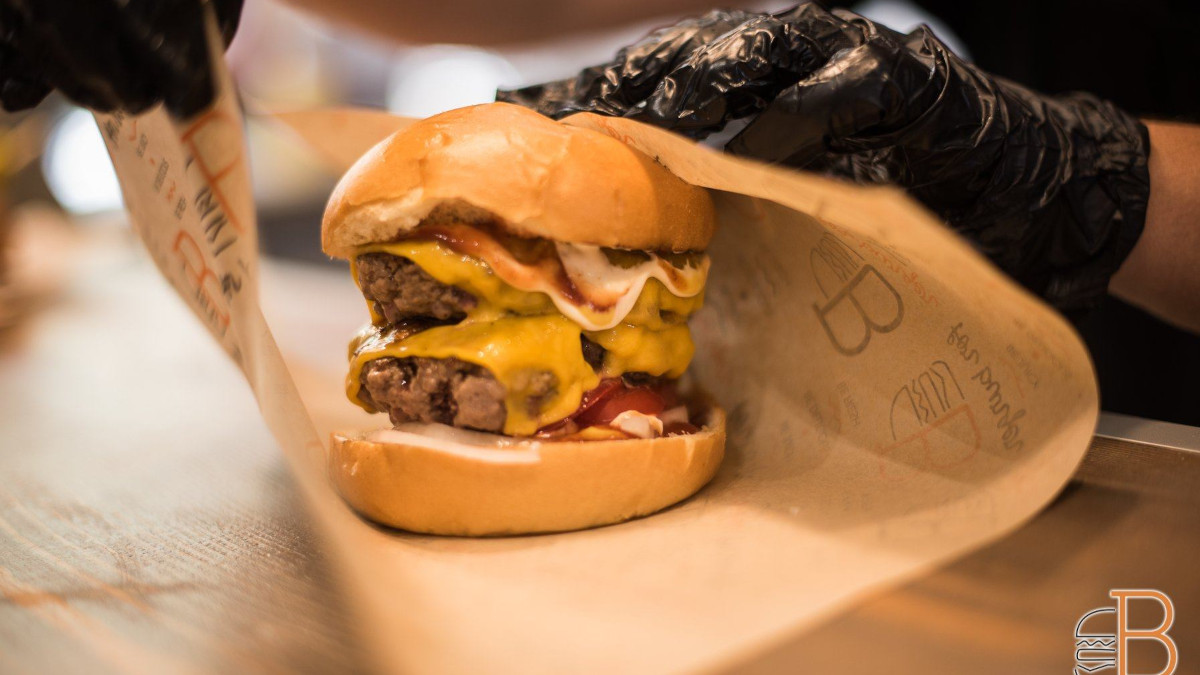 B for Burger: Εκεί θα δοκιμάσεις το πιο ιδιαίτερο και πρωτότυπο burger της πόλης