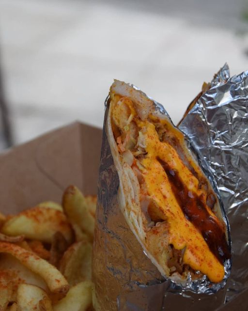 «Το Ξέμπαργκο»: Η έθνικ σουβλακερί στην οποία θα βρεις από γύρο χοιρινό μέχρι burritos