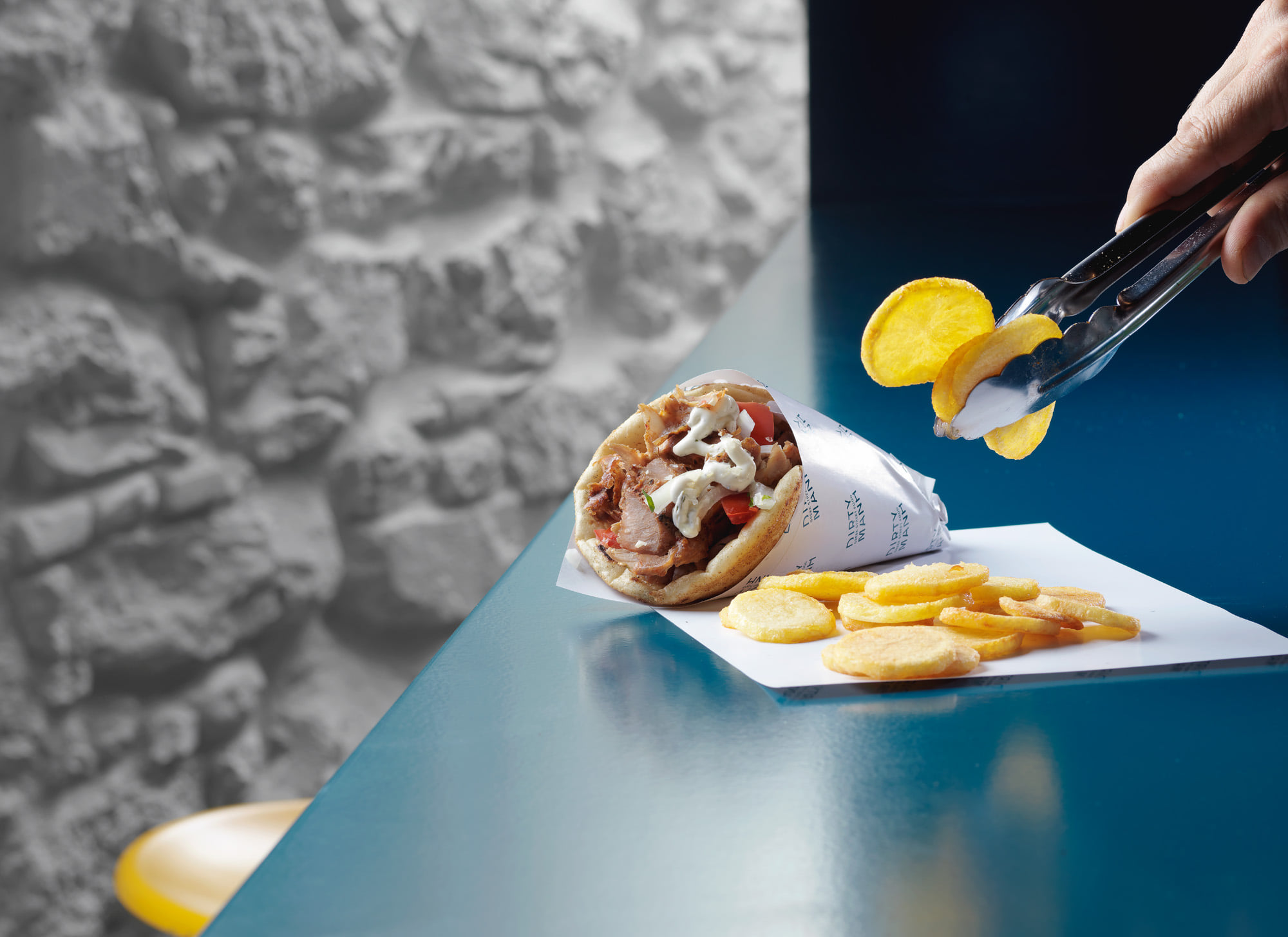 Πατάτες στο χέρι, γύρος-όνειρο: Το σουβλατζίδικο με τις αυθεντικές γεύσεις που θα λατρέψεις απ' την πρώτη μπουκιά (Pics)