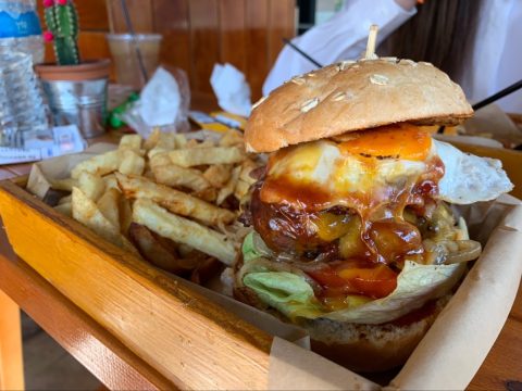 Ζουμερό, με ολόφρεσκα υλικά: Το καλύτερο burger της Αθήνας διαφημίζεται από στόμα σε στόμα (Pics)