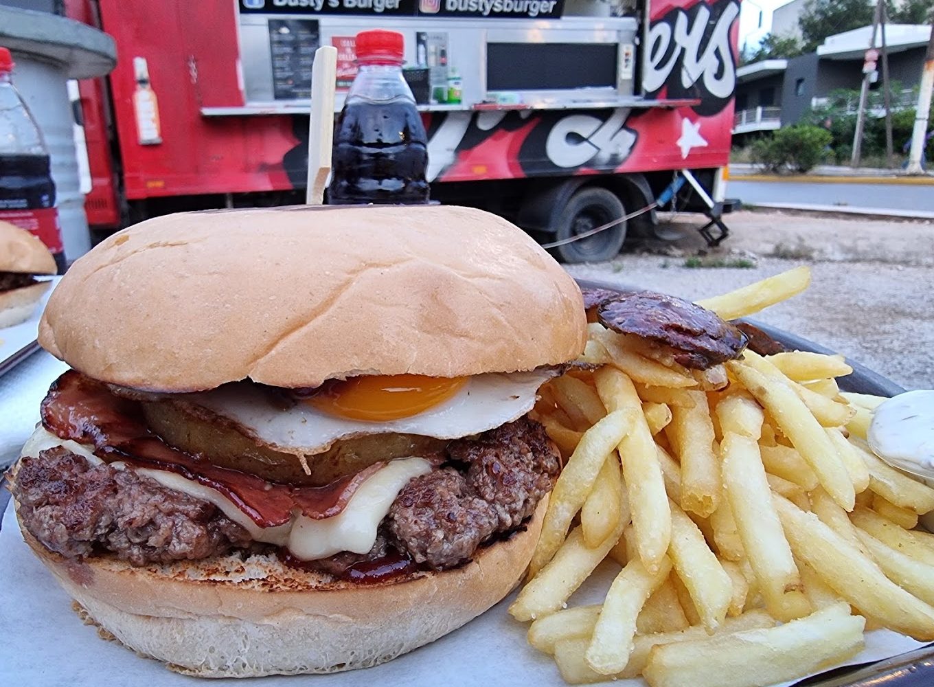 Μεγάλο μπιφτέκι, φρέσκα υλικά: Το πιο ωραίο burger της Αθήνας είναι κόλλημα με την πρώτη μπουκιά (Pics)