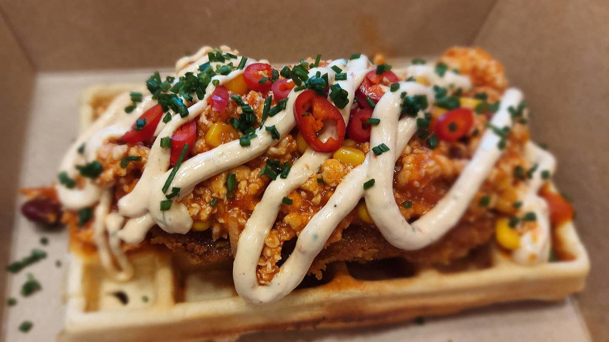 Στο «Chicken Cone & Waffles» έχουν πάει το street food σε άλλη διάσταση