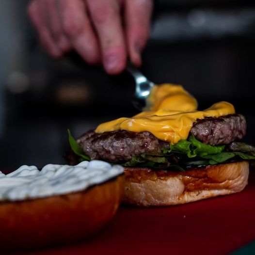 Μεγάλο μπιφτέκι, φρέσκα υλικά: Το πιο ωραίο burger της Αθήνας είναι κόλλημα με την πρώτη μπουκιά (Pics)