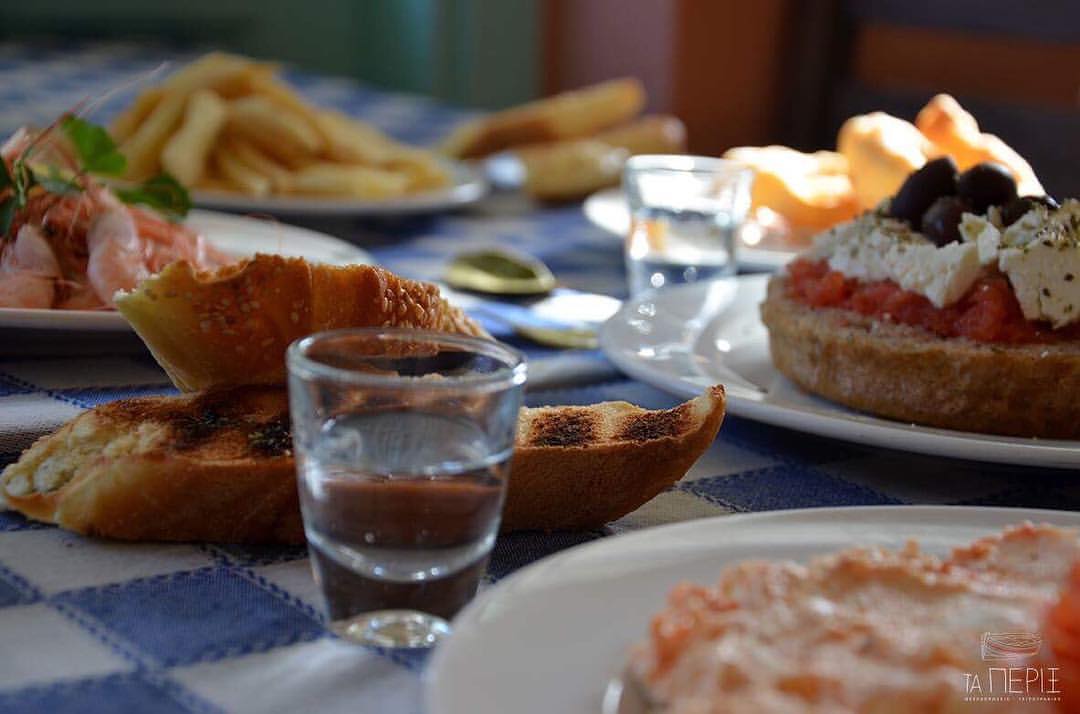 Τσίπουρο, ρεμπέτικα και πιάτα- ποίημα: Στην ταβέρνα που παραδέχεται όλη η Αθήνα αν φας μια φορά δεν θα ξαναπάς ποτέ αλλού (Pics)