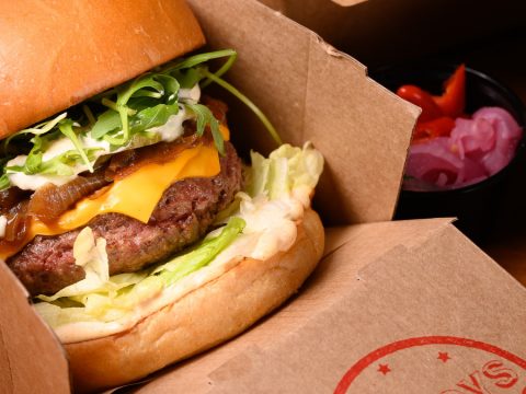 Po’ Boys BBQ: Το «καπνιστό» burger φτιάχνεται στην καρδιά του Ψυρρή