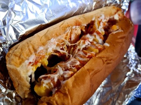 Ο γιατρός της πείνας: Το καλύτερο hot dog της πόλης που προτιμούν οι ψαγμενοι ξενύχτηδες (Pics)