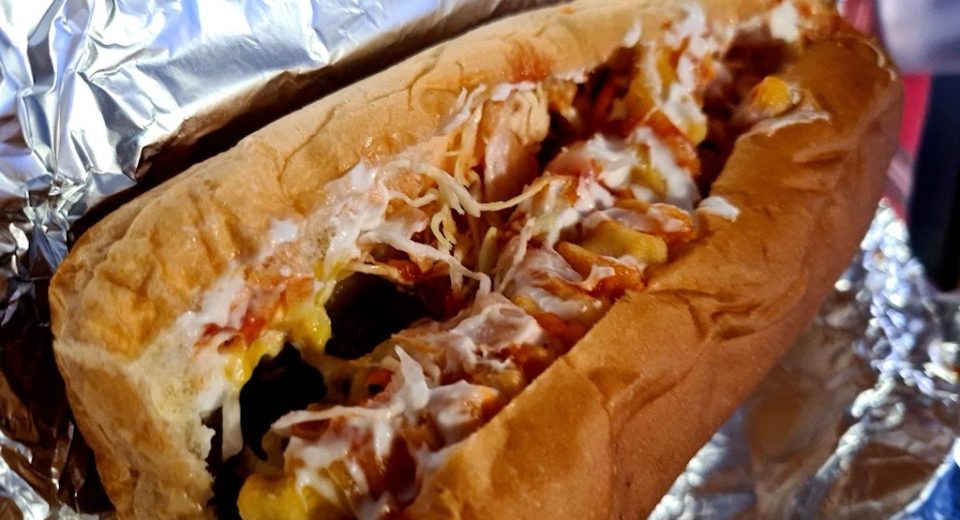 Ο γιατρός της πείνας: Το καλύτερο hot dog της πόλης που προτιμούν οι ψαγμενοι ξενύχτηδες (Pics)
