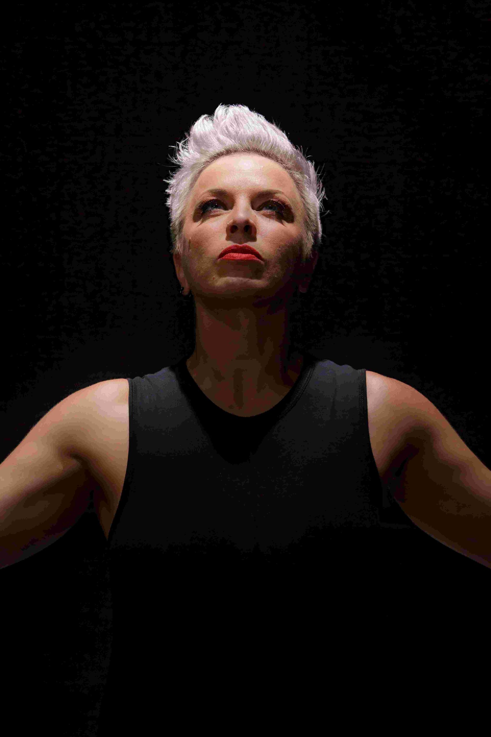 Από τον Φόβο στη Δύναμη: Το One Woman Show της Ασπασίας Θεοφίλου