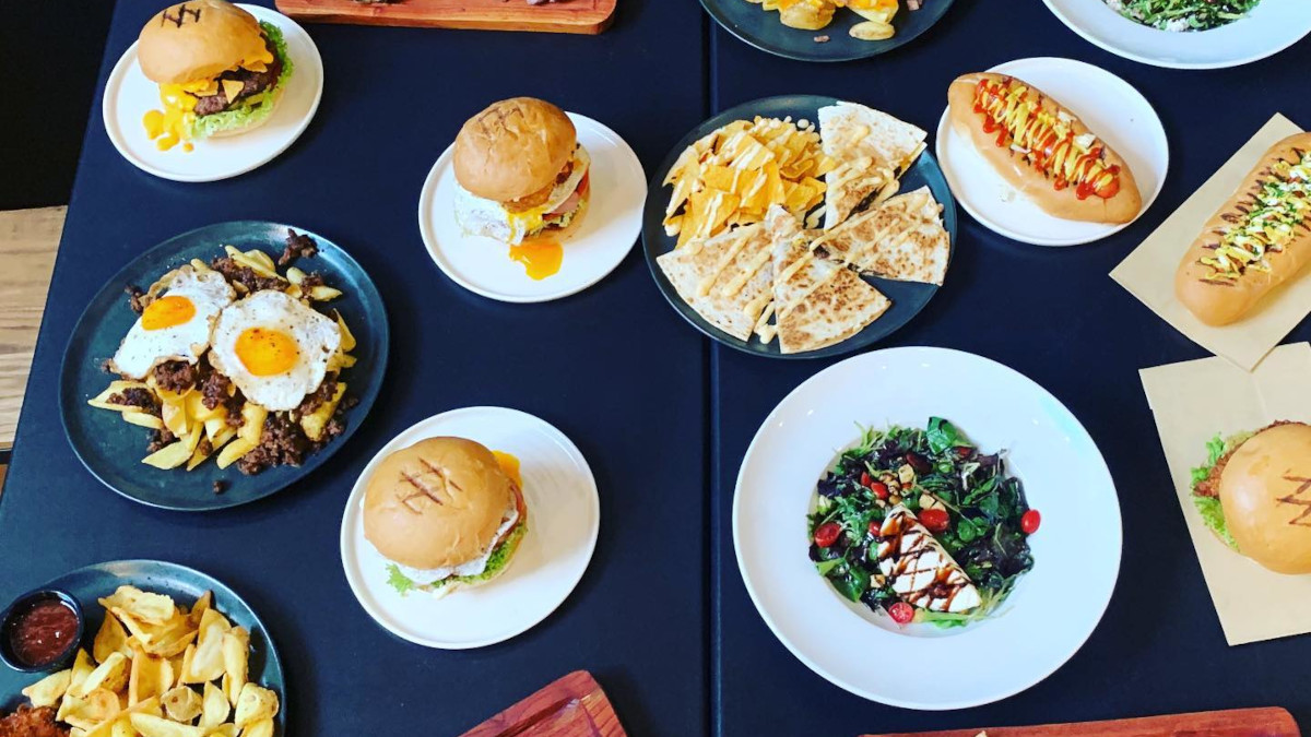 «GOURMeat Steakbar & Burgers»: Βρήκαμε που θα φας… εναλλακτικά την Τσικνοπέμπτη