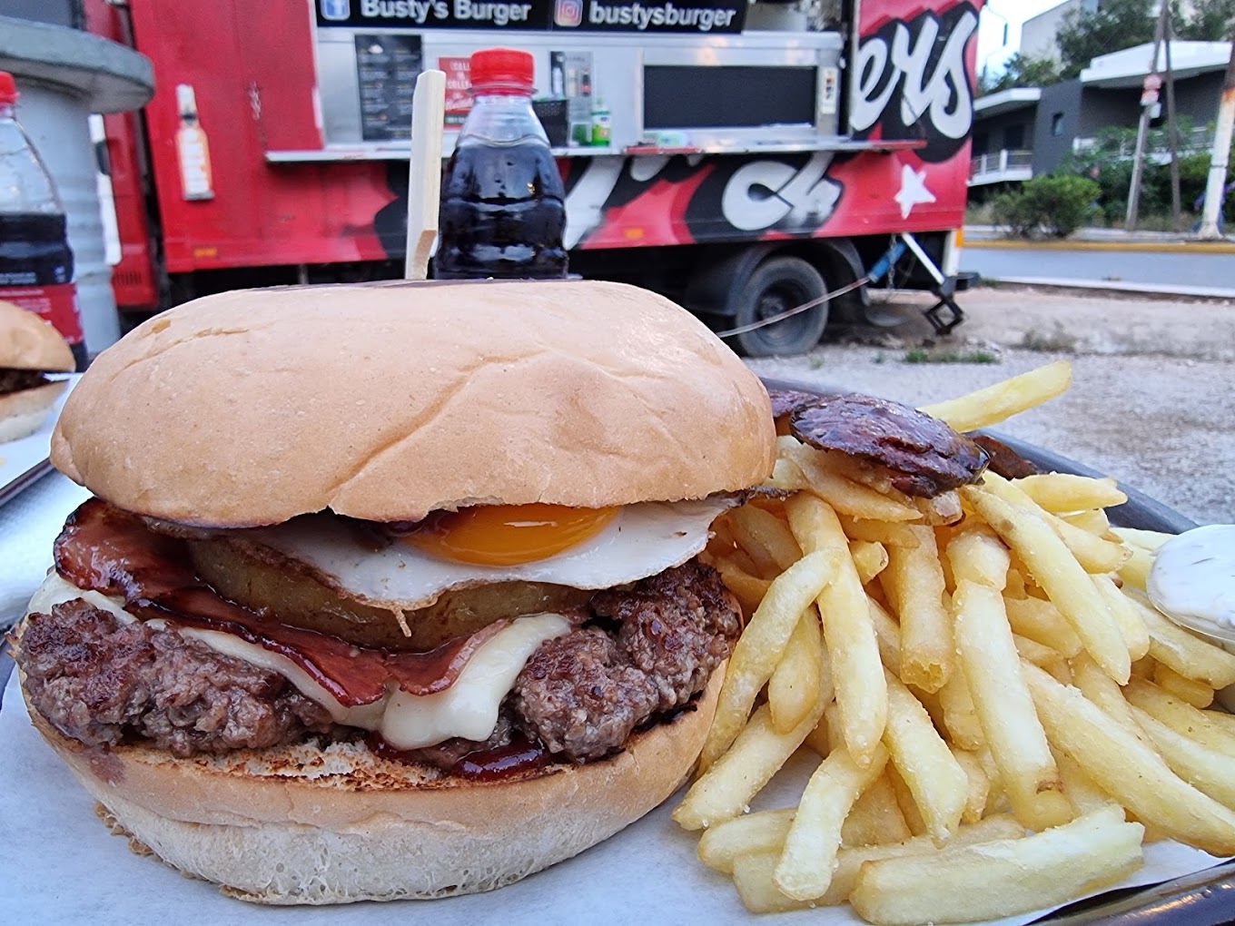 Μεγάλο μπιφτέκι, φρέσκα υλικά: Το πιο ωραίο burger της Αθήνας είναι κόλλημα με την πρώτη μπουκιά (Pics)