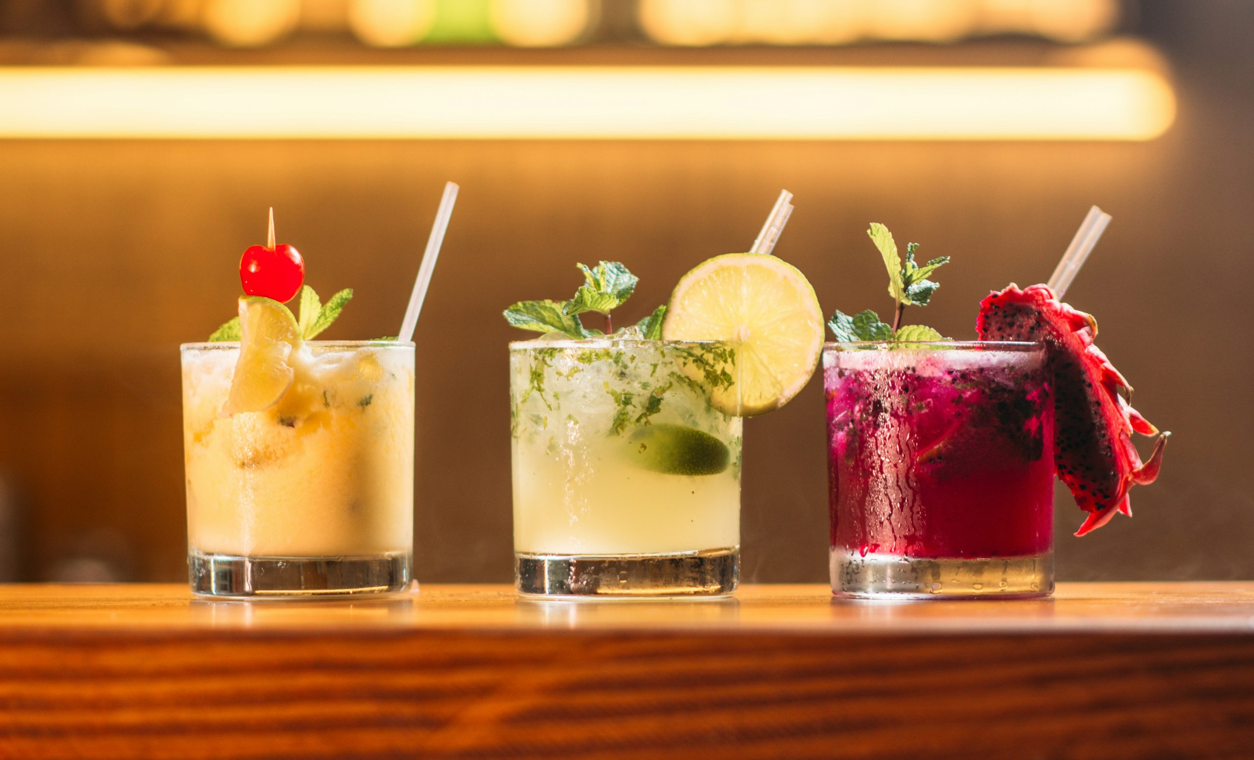 3 festive cocktails για να μην ξεμείνεις από ιδέες