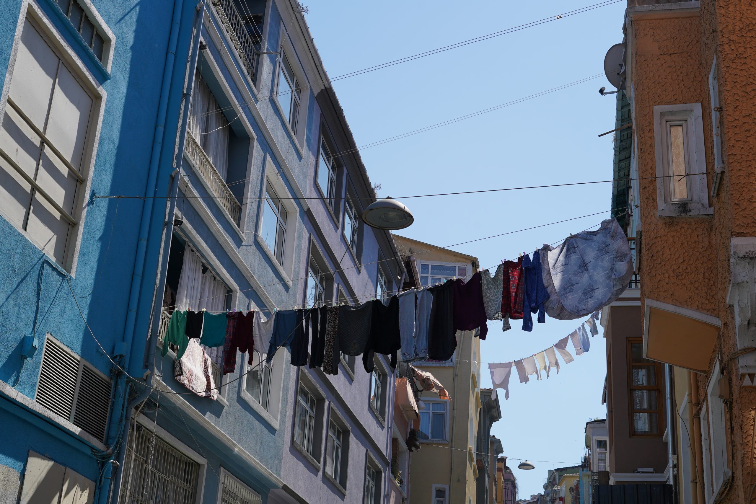 Στην γειτονιά του Μπαλάτ κάτοικοι απλώνουν τα ρούχα τους σε σχοινιά μεταξύ πολυκατοικιών. Πρόκειται για μία καθιερωμένη πρακτική στην πόλη.