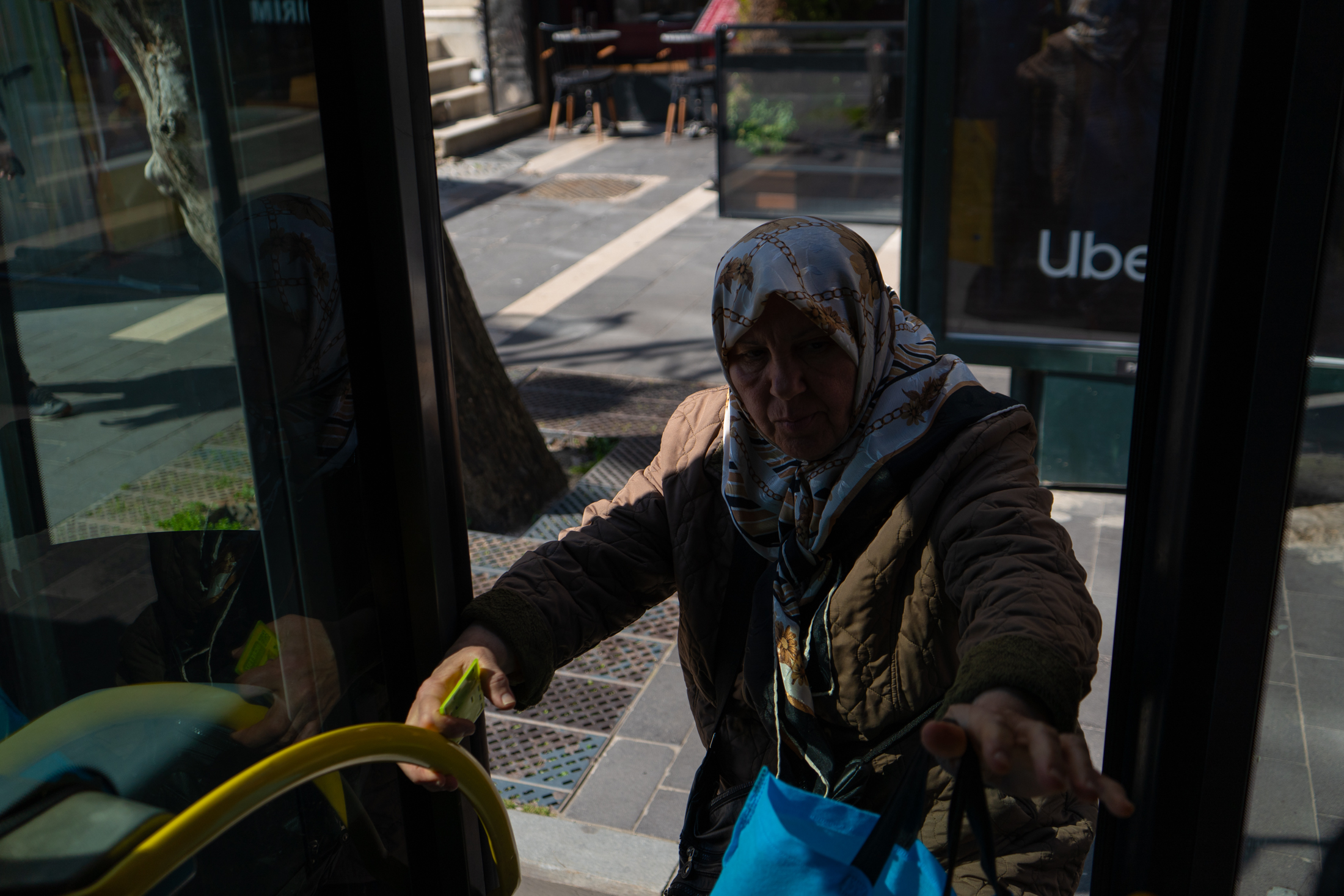 Στα λεωφορεία η είσοδος επιτρέπεται μόνο από την μπροστινή πόρτα