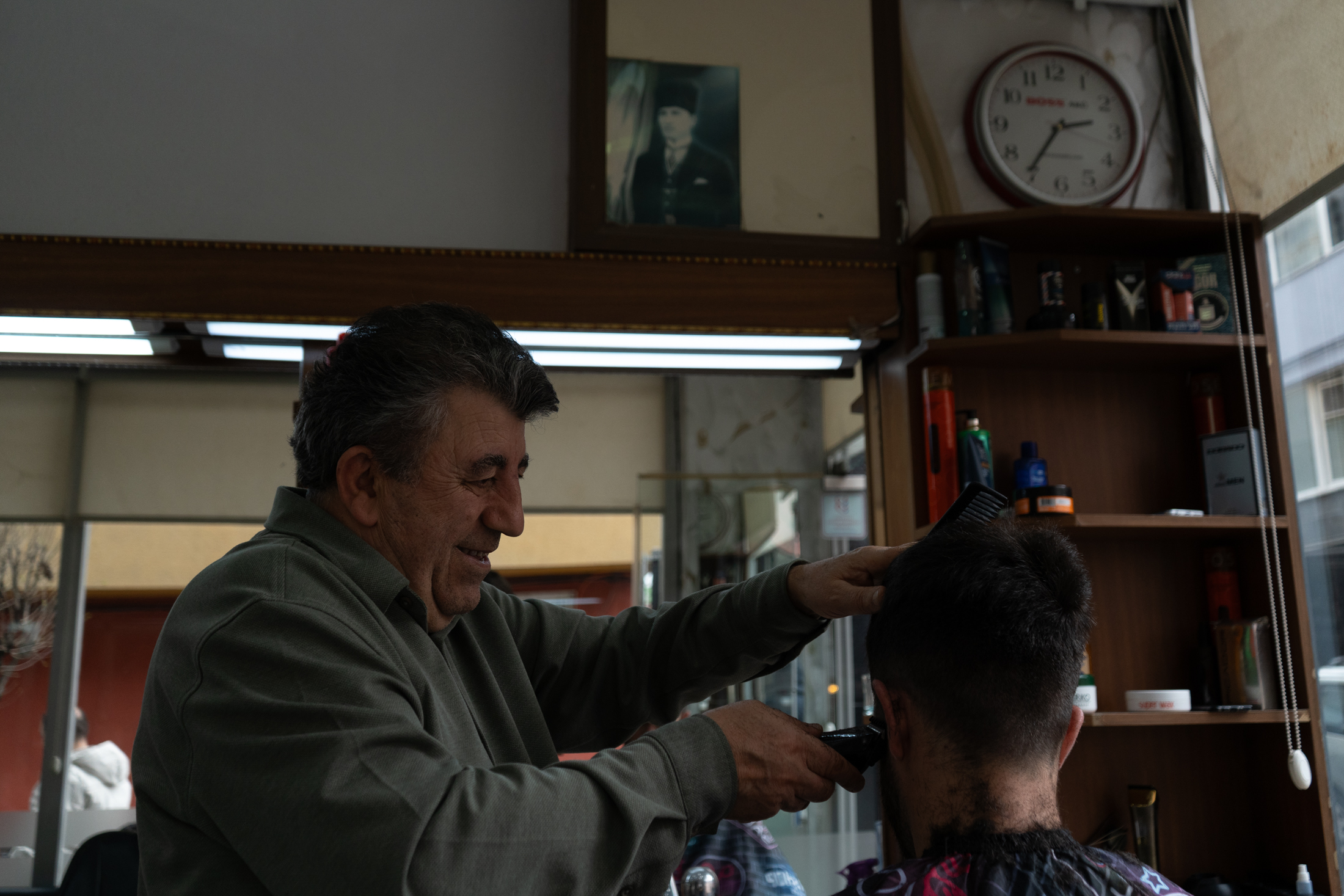 Φίλος κουρεύεται σε τυχαίο μπαρμπέρικο που τον «τραβηξε», ενώ περνούσαμε απ' έξω