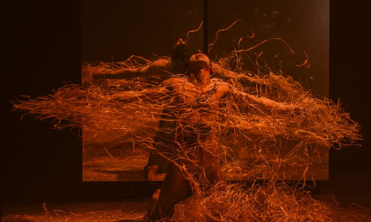 «Sunward»: Το πολυμεσικό performance στο Θέατρο Ροές για λίγο ακόμα
