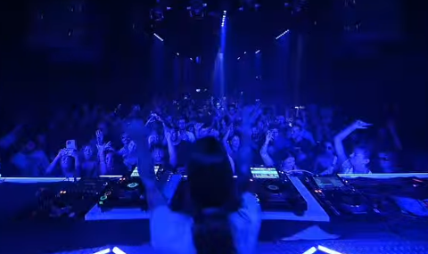 AUX : CLUB