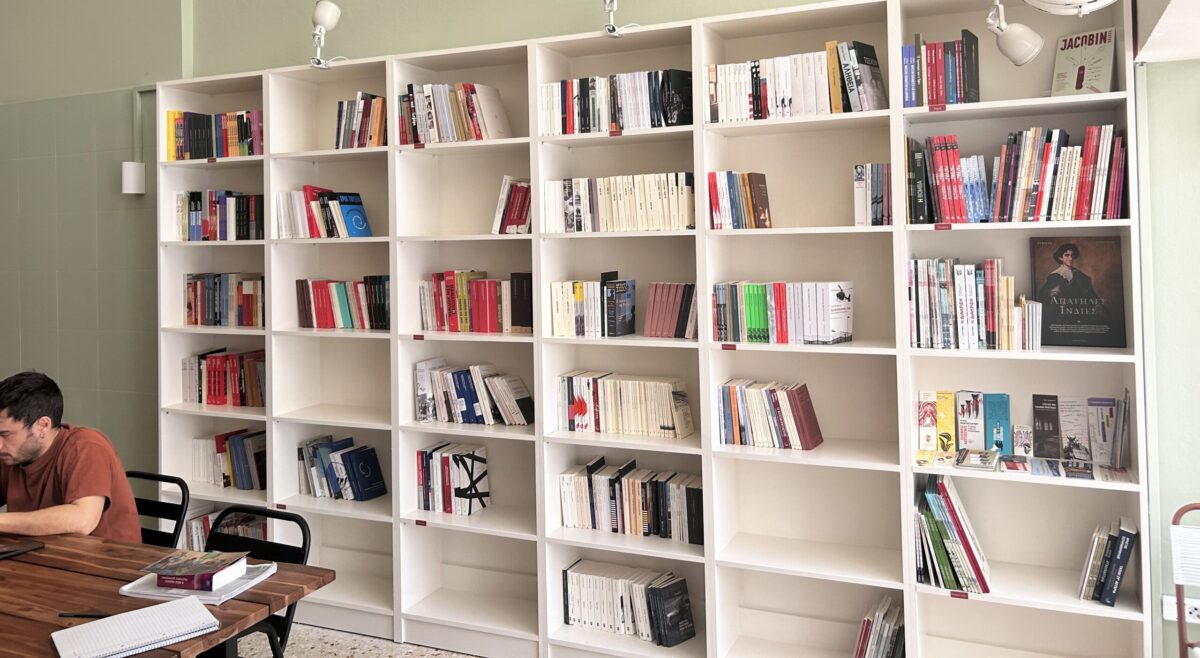 «Σαχέλ»: Η Νεάπολη μόλις απέκτησε ένα νέο βιβλιοκαφέ
