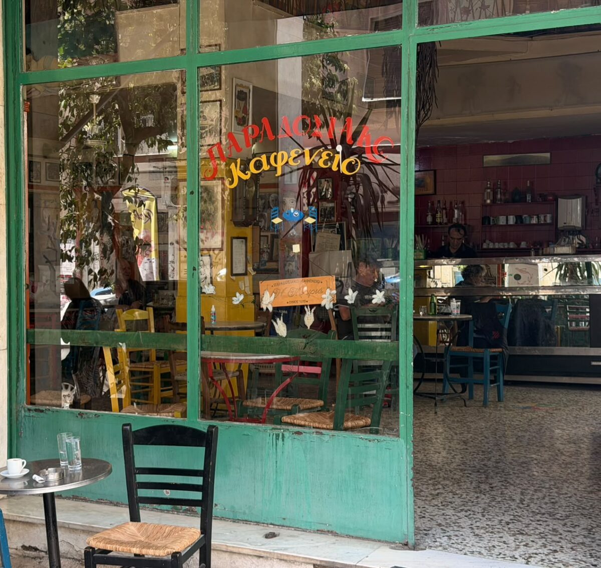 «Μουριά»: Η Αθήνα ίσως χάσει ένα από τα παλαιότερα καφενεία της