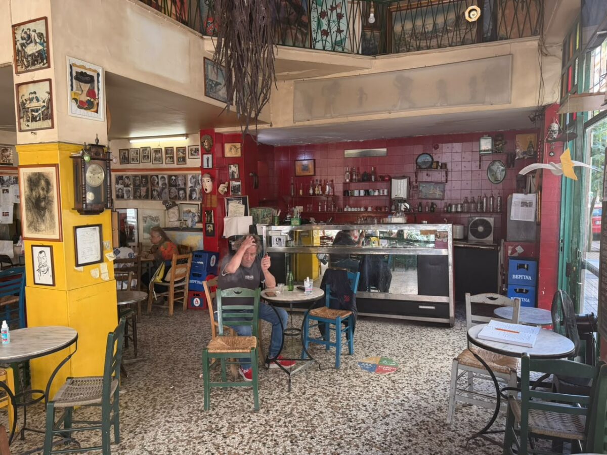 Ιστορική νίκη για τη «Μουριά»: Συνεχίζει τη λειτουργία του το καφενείο στα Εξάρχεια