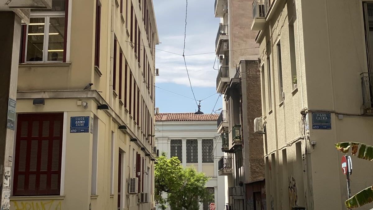 Στην πλάτη του Αρχαιολογικού Μουσείου: Η οδός Ζαΐμη