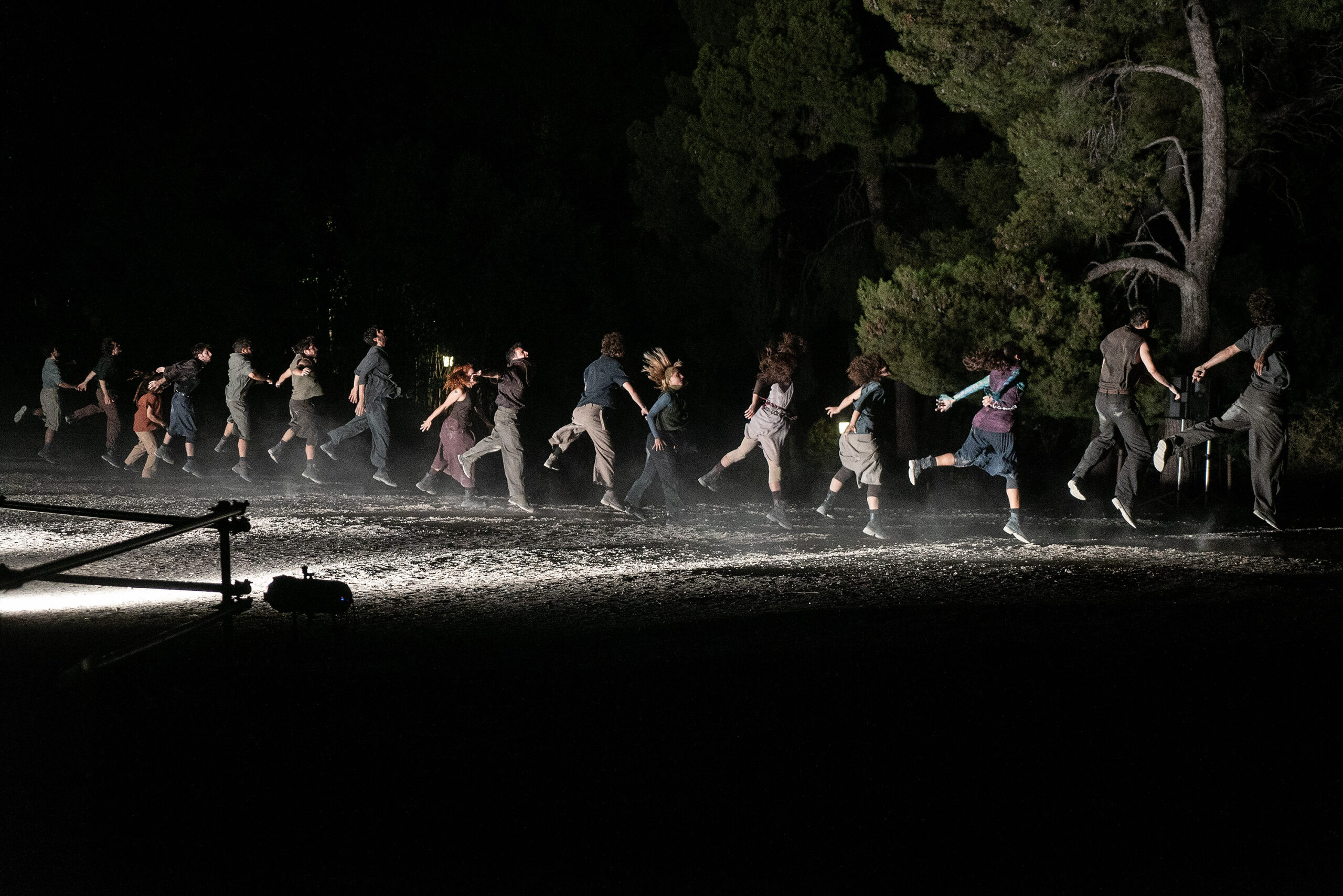 O χορός έδωσε στην παράσταση μερικές από τις ωραιότερες στιγμές της Photo: Mike Rafail