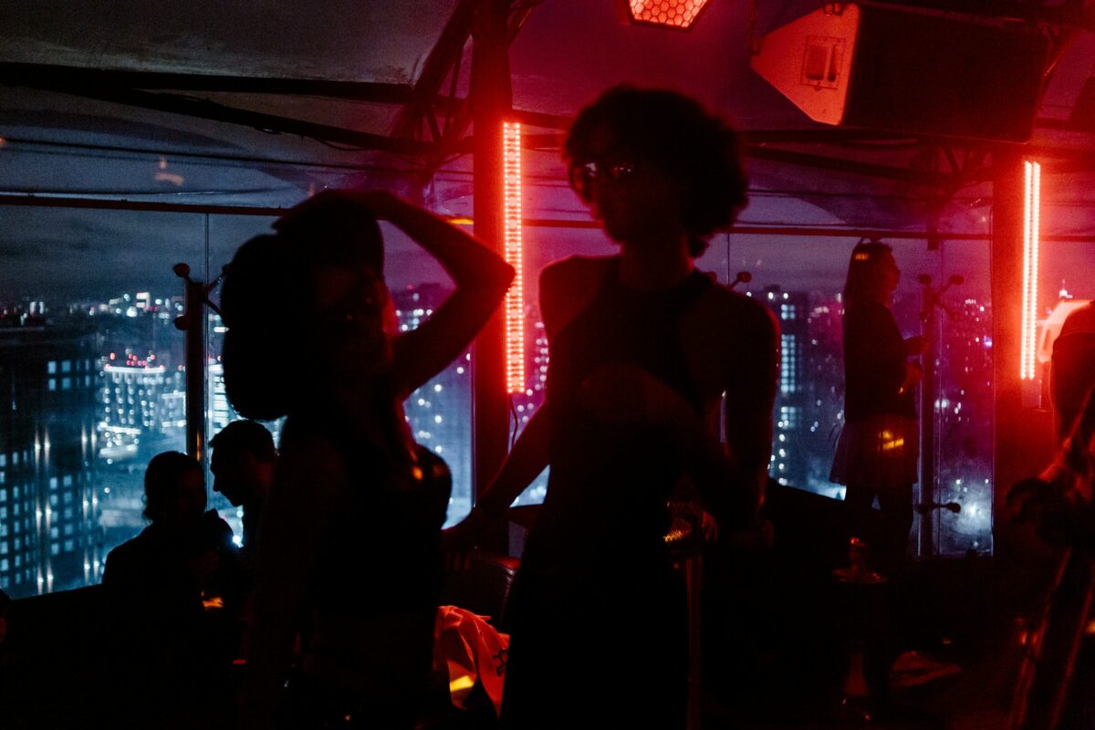 Το «Anamesa Spot» μας προσκαλεί σε rooftop party με ψώνια, πίτσα και μπύρα