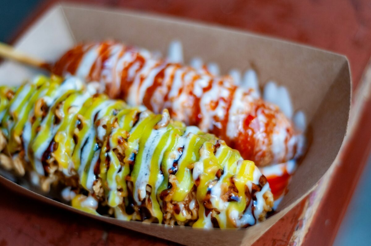 Corn dog: Τι ακριβώς είναι το αμερικάνικο σνακ και 4 στάσεις για να το δοκιμάσεις στην Αθήνα