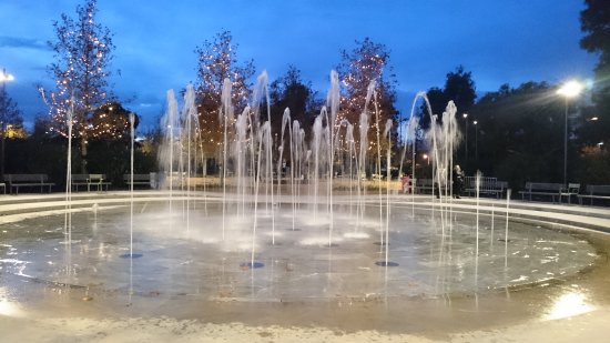 Τα ωραιότερα διαδραστικά (και καθαρά) συντριβάνια της Αθήνας για να πλατσουρίσετε όλοι μαζί παρέα