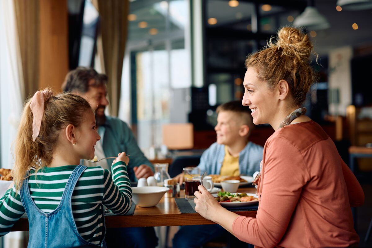 9 kids-friendly εστιατόρια για να φάτε όλοι μαζί το καλοκαίρι