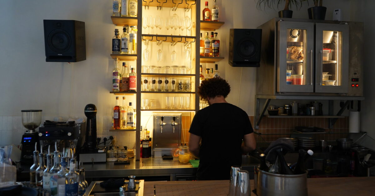 «Trio Noon Bar»: Στο νέο ποτάδικο του Νέου Κόσμου για early drinks