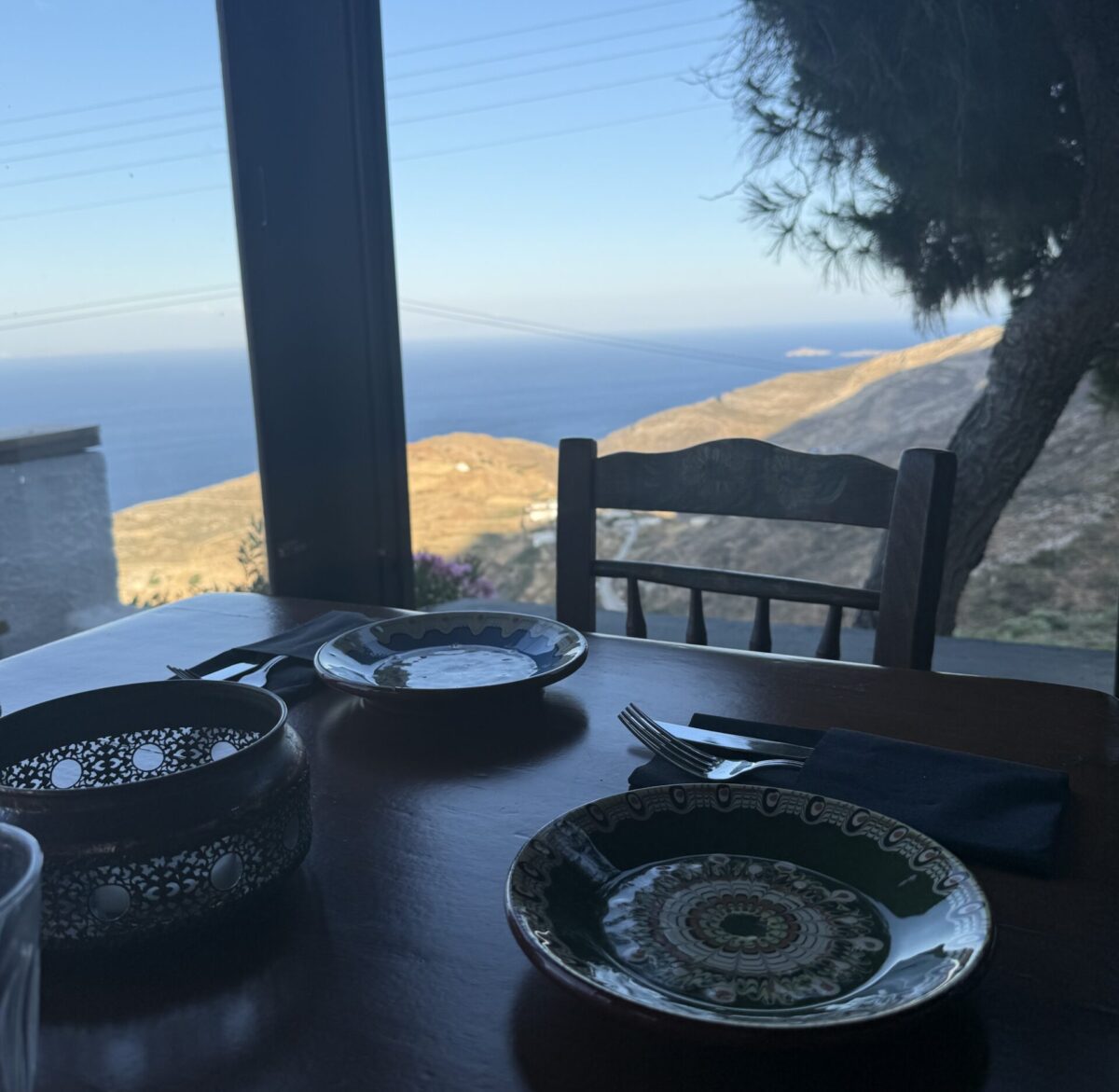 «Λυγερός»: Μια ταβέρνα στη Σύρο που μοιάζει με ταξίδι στον χρόνο