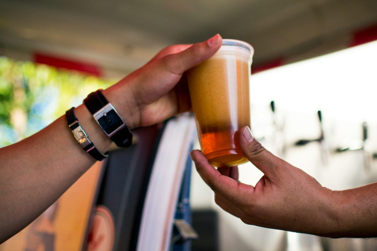 Cheers to beers: Τι θα έλεγες για πενθήμερo φεστιβάλ μπύρας στην Βάρκιζα;