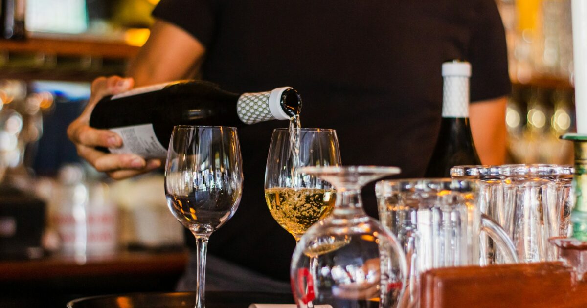 «Gamay»: Το wine bar μεγάλωσε, μετακόμισε στο Μοναστηράκι και κάνει πάρτι