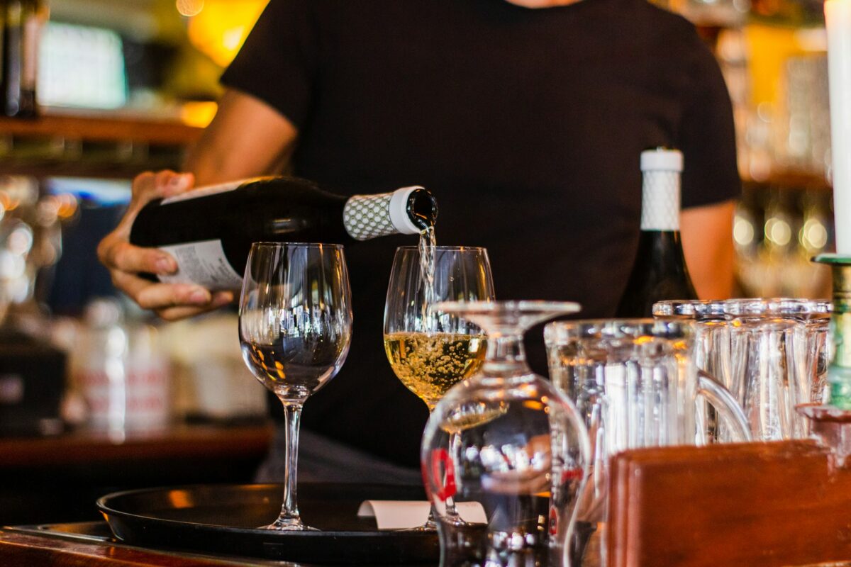«Gamay»: Το wine bar μεγάλωσε, μετακόμισε στο Μοναστηράκι και κάνει πάρτι