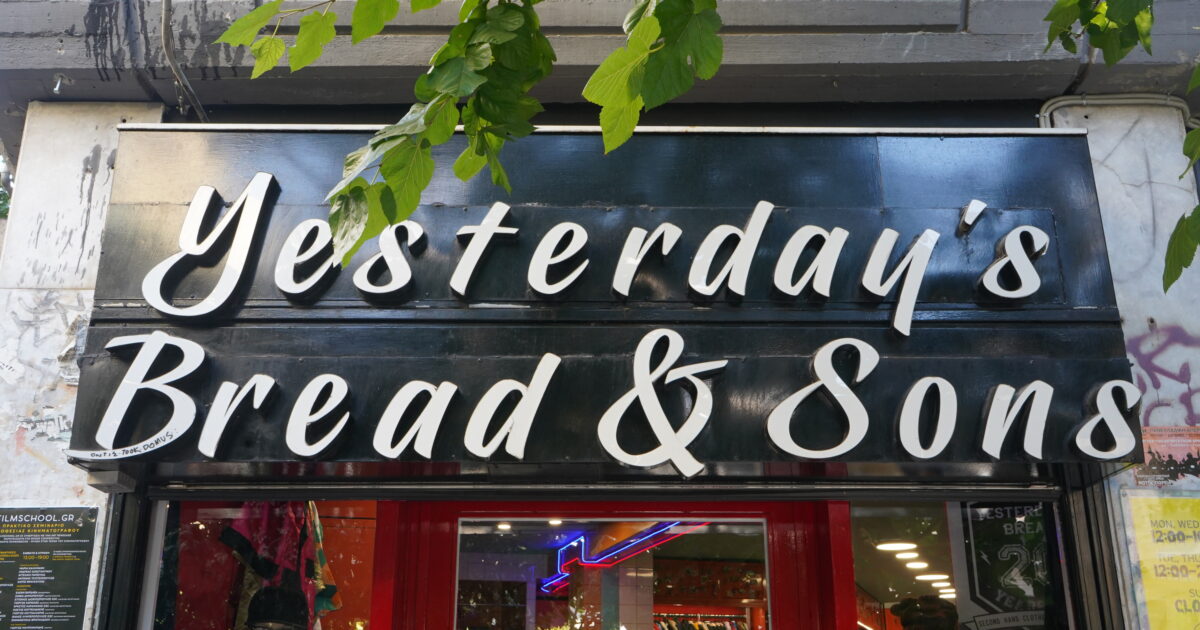 «Yesterday’s Bread»: Πώς εδραιώθηκε ένα από τα παλιότερα vintage shops της Αθήνας;